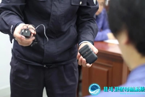 嘉定区则为服刑人员佩戴基于北斗系统的电子手环,时刻进行监管.